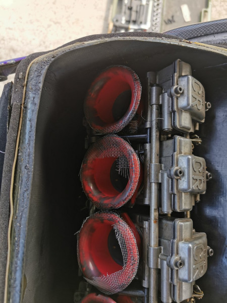 IMG_20220829_141549.jpg (381.02 KiB) 31821 mal betrachtet Die Airbox und ein Merke: kleines Edelstahlgewebe nützt nix, wird gefressen vom Motor)